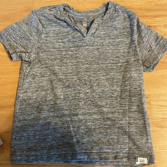 Boys 4 pc lot of basic tees. Trendy everyday styles, size: 3T - Picture 8 of 9